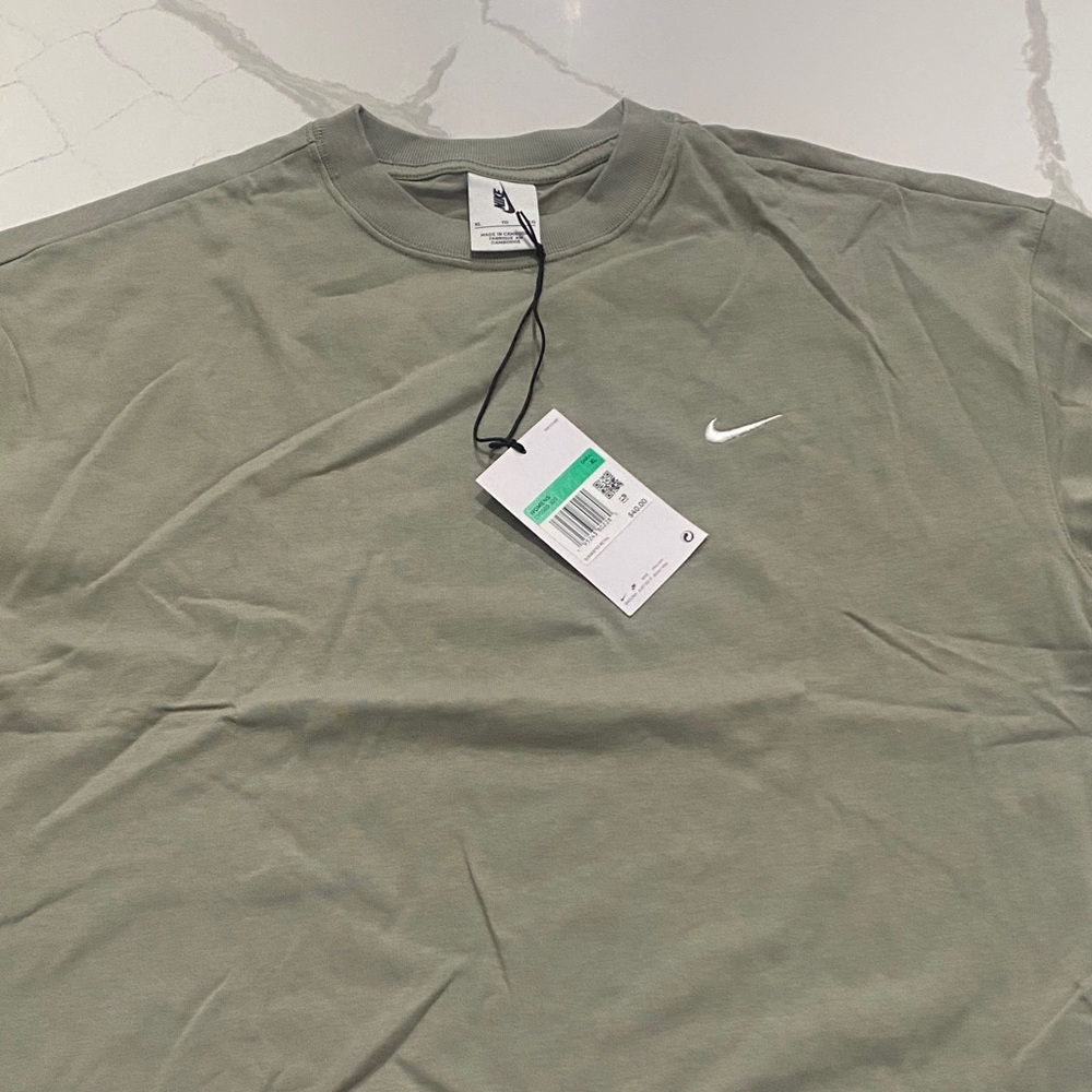 Nike Women's Olive Short Sleeve Tee‎